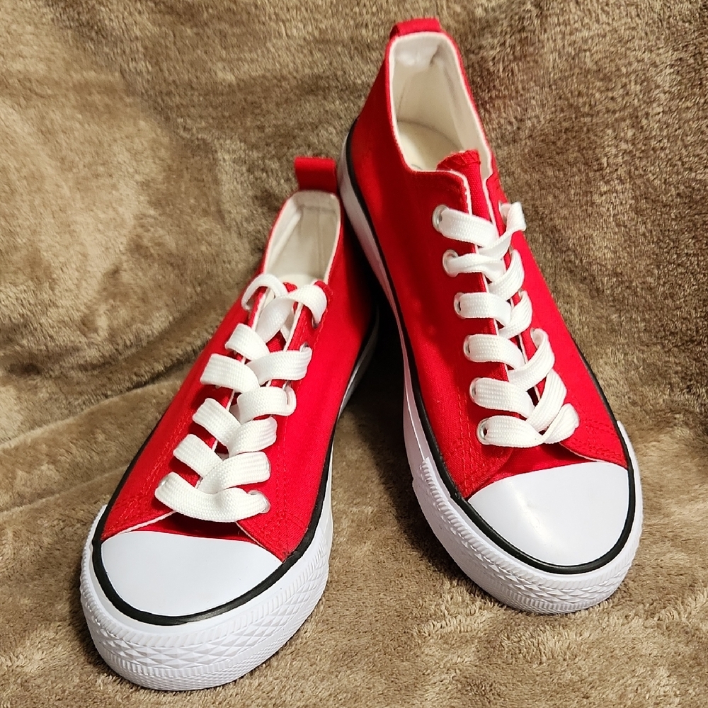 Twisted Red and White Canvas Sneakers Classic Low-Top Design Size 7.5